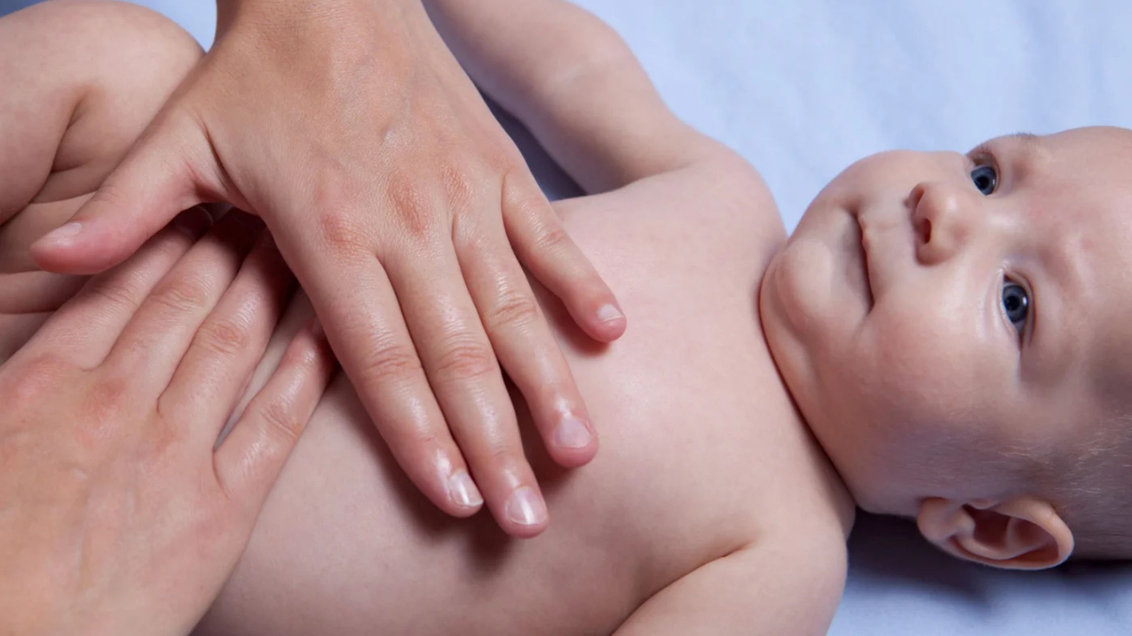 Bebê com sintomas de hérnia inguinal.